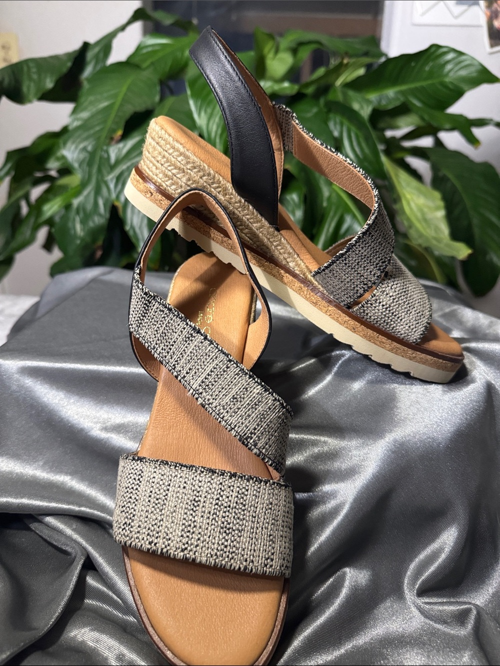 Andre Assous Neveah Black & Beige Espadrille Wedge Sandal
Size EU 36 / US 6 - Picture 7 of 11